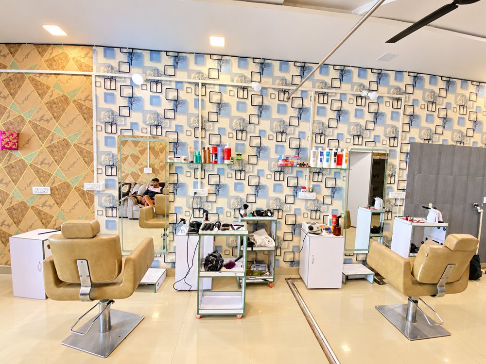 Inside The Jhansi Unisex Salon, styling stations